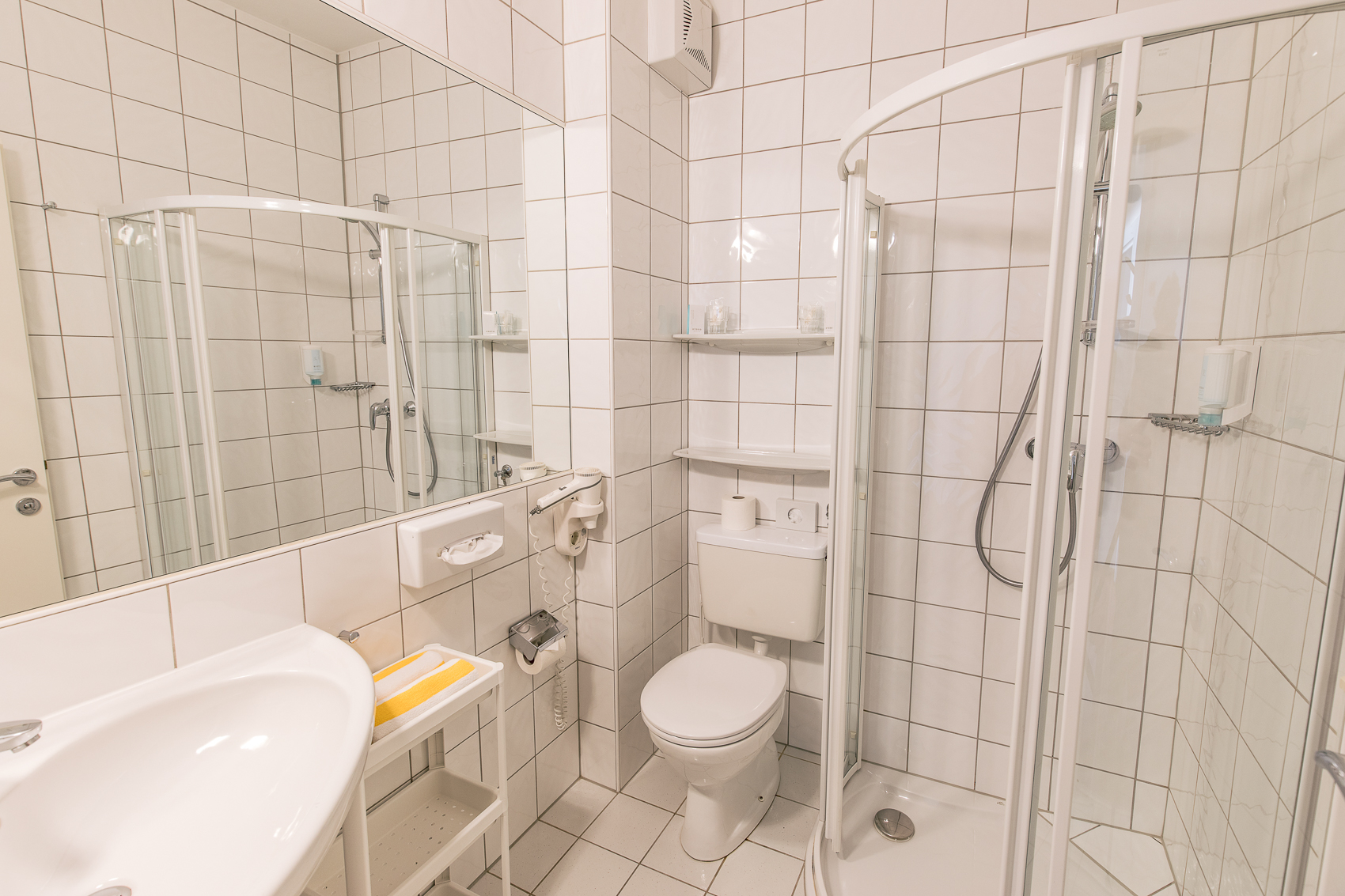 Doppelzimmer mit Balkon & Seeblick